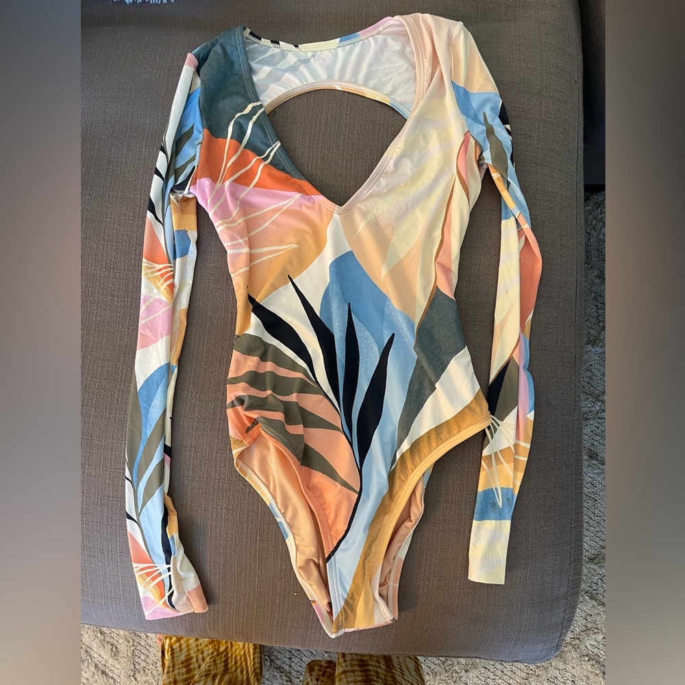 NWOT Billabong Long sleeve swimsuit Size Small
